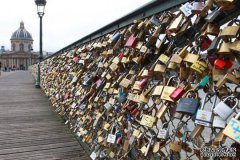 繁多的爱情锁，压垮巴黎塞纳河上的艺术桥