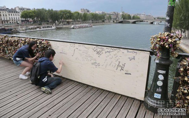 繁多的爱情锁，压垮巴黎塞纳河上的艺术桥--阿里百秀