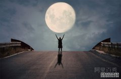创意照片：一个人玩月亮
